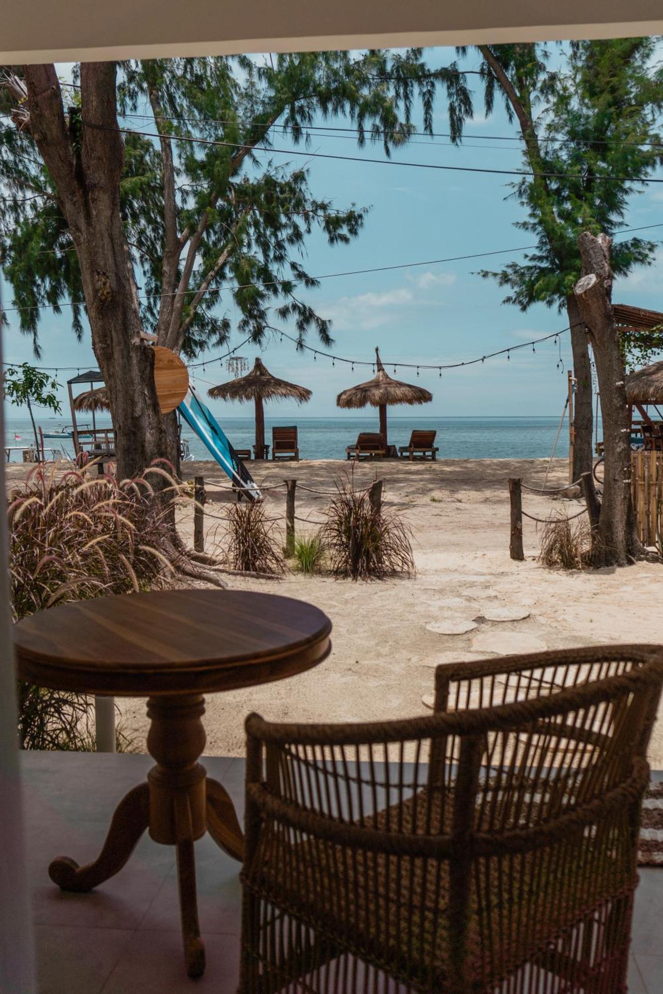 Sunscape Villa - Beachfront And Private Pool Gili Air Exterior photo